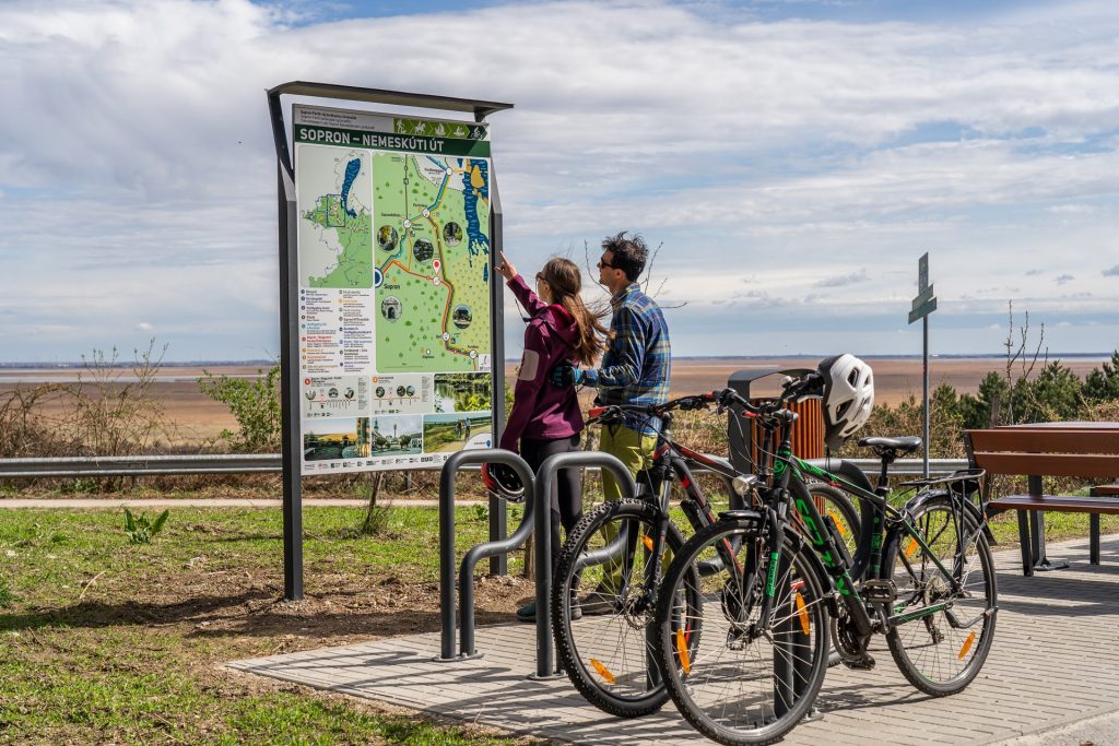 Projekt kód: GINOP-7.1.9-17-2018-00042A projekt közvetett, hosszú távú célja a Sopron-Fertő turisztikai térség aktív turizmusának fellendítése.